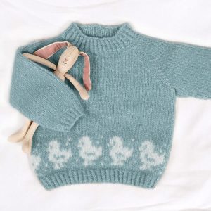 Strikkegenser Lille Kylling m/lue og leggvarmere - garnpakke fra Bluum i Fluffy