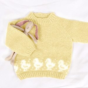 Strikkegenser Lille Kylling m/lue og leggvarmere - garnpakke fra Bluum i Fluffy