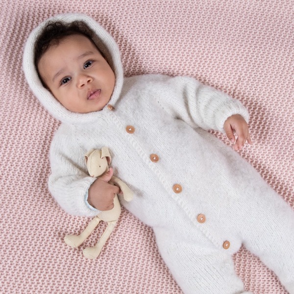 Strikkedress med hette - garnpakke fra Bluum i Fluffy