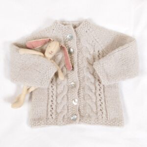 Strikkejakke Flette m/lue - garnpakke fra Bluum i Fluffy