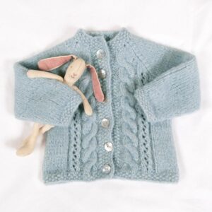 Strikkejakke Flette m/lue - garnpakke fra Bluum i Fluffy