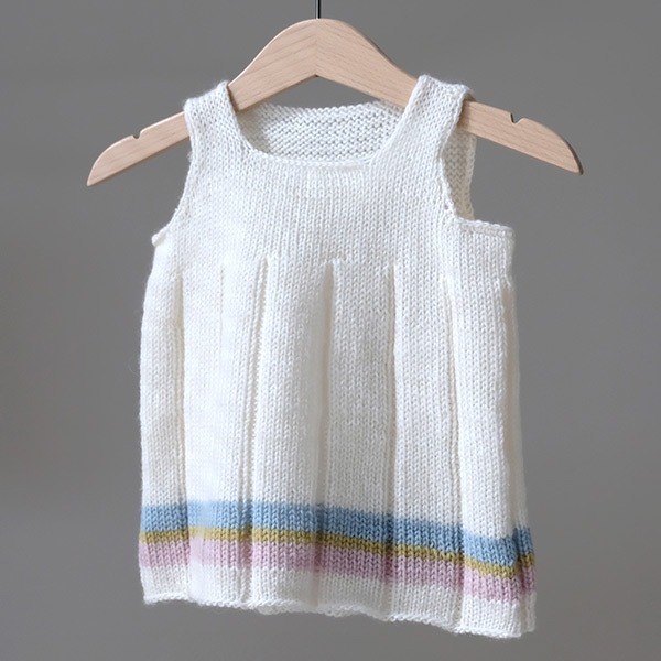 Strikkekjole Emily - garnpakke i Bluum Pure Eco Baby Wool