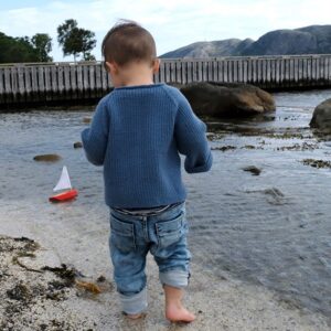 Strikkegenser Timian til barn - garnpakke i Bluum Soft Merino Ull