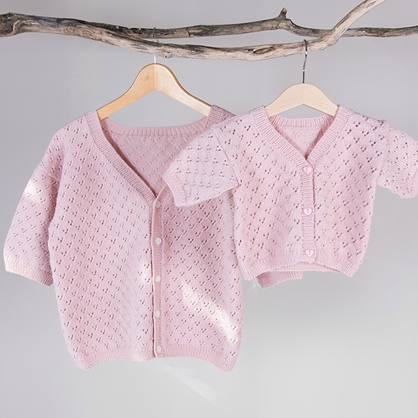 Strikkejakke Viola til barn - garnpakke i Bluum Soft Merino Ull