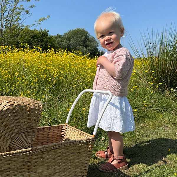 Strikkejakke Viola til barn - garnpakke i Bluum Soft Merino Ull