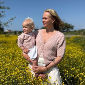Strikkejakke Viola til barn - garnpakke i Bluum Soft Merino Ull
