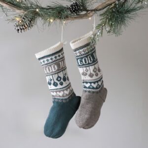 Strikk Julestrømper Julekuler og valgfrie navn - garnpakke i Bluum Pure Eco Baby Wool
