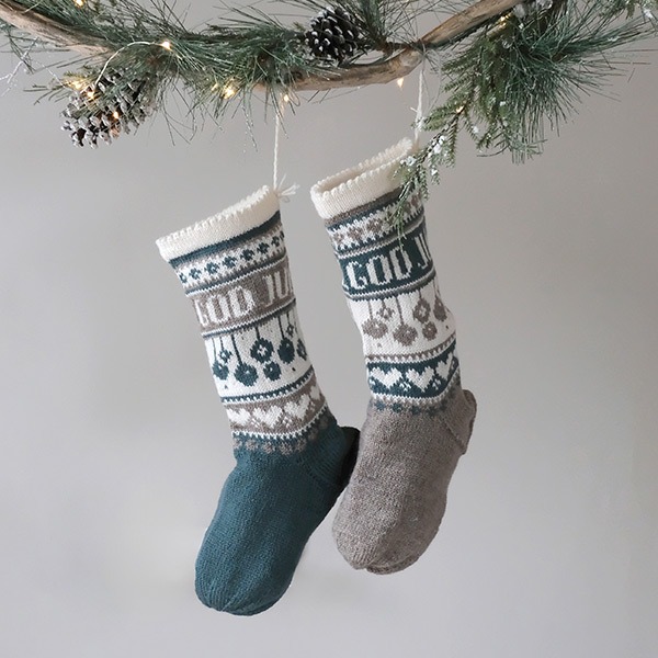 Strikk Julestrømper Julekuler og valgfrie navn - garnpakke i Bluum Pure Eco Baby Wool