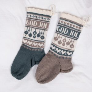 Strikk Julestrømper Julekuler og valgfrie navn - garnpakke i Bluum Pure Eco Baby Wool