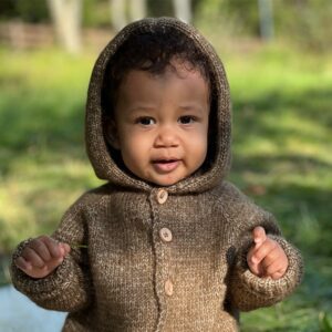Strikkedress med hette - garnpakke fra Bluum i Fluffy