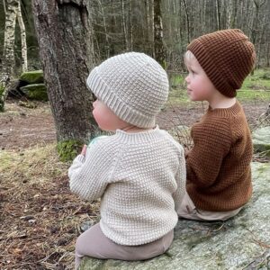 Strikkegenser Hugo med lue Latte - garnpakke i Bluum Soft Merino Ull