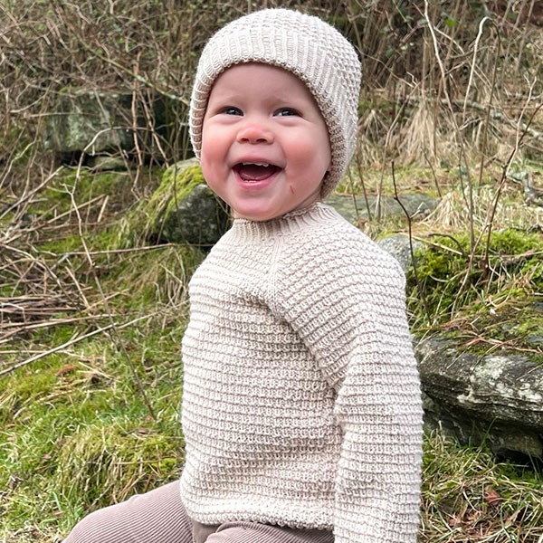 Strikkegenser Hugo med lue Latte - garnpakke i Bluum Soft Merino Ull