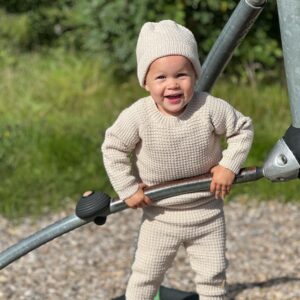 Strikkesett Hugo m/genser, bukse og lue - garnpakke i Bluum Soft Merino Ull