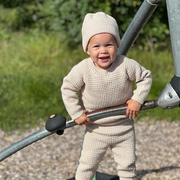 Strikkesett Hugo m/genser, bukse og lue - garnpakke i Bluum Soft Merino Ull