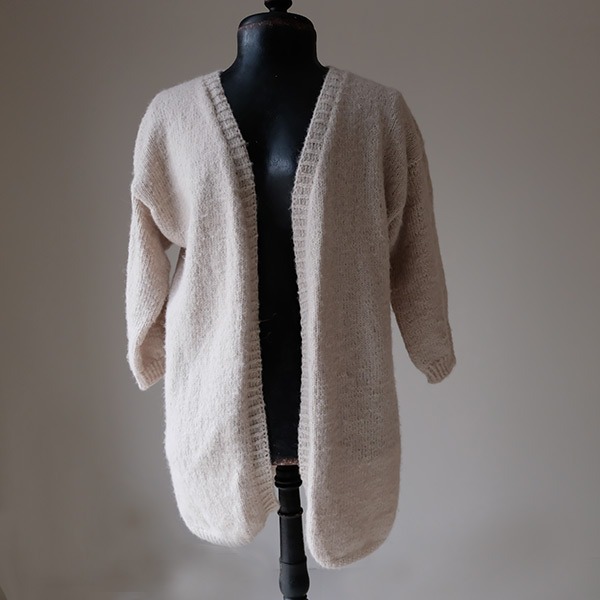 Strikkejakke Sand til dame - garnpakke fra Bluum i Fluffy