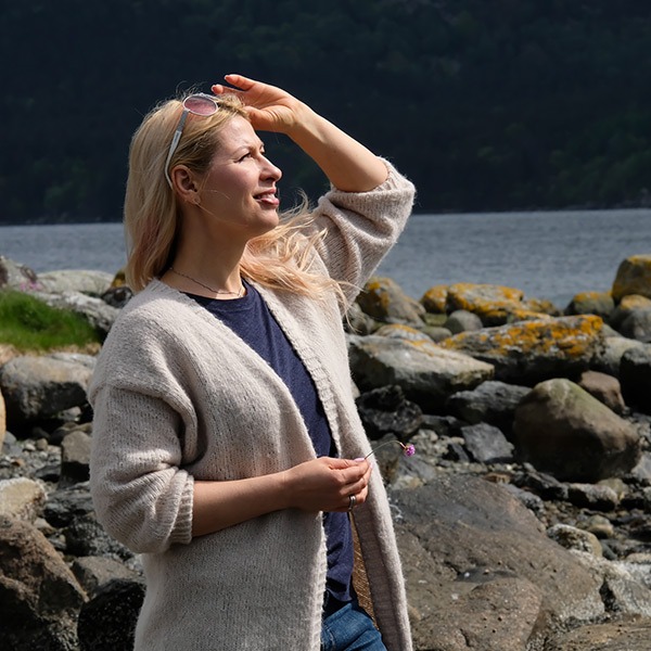Strikkejakke Sand til dame - garnpakke fra Bluum i Fluffy