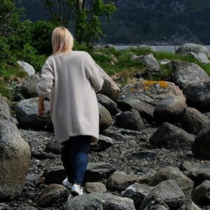 Strikkejakke Sand til dame - garnpakke fra Bluum i Fluffy