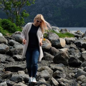 Strikkejakke Sand til dame - garnpakke fra Bluum i Fluffy