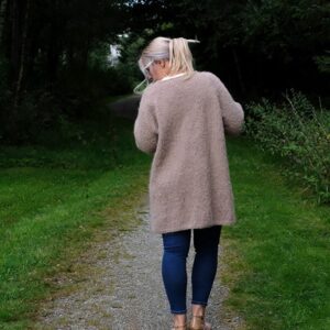 Strikkejakke Marehalm til dame - garnpakke fra Bluum i Fnugg