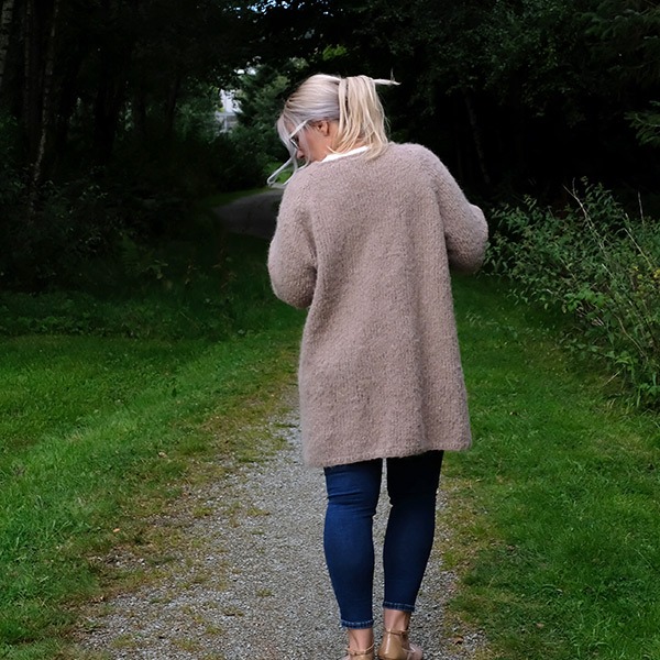 Strikkejakke Marehalm til dame - garnpakke fra Bluum i Fnugg
