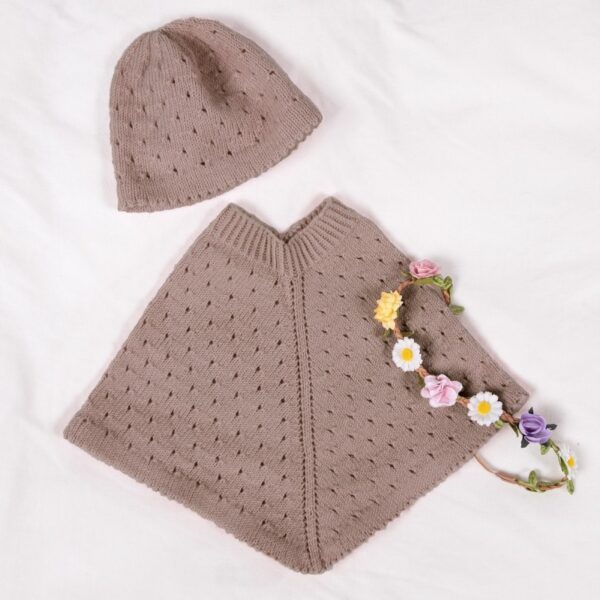 Strikk Poncho med lue i hullmønster - garnpakke i Bluum Soft Merino Ull