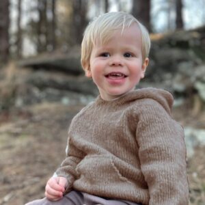 Strikk hettegenser Vårbris - garnpakke fra Bluum i Fluffy