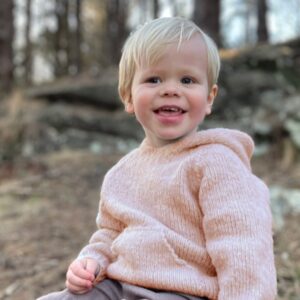 Strikk hettegenser Vårbris - garnpakke fra Bluum i Fluffy