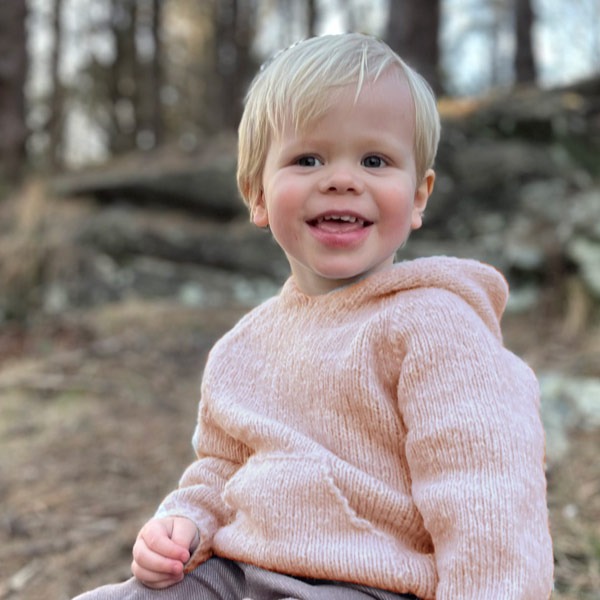 Strikk hettegenser Vårbris - garnpakke fra Bluum i Fluffy