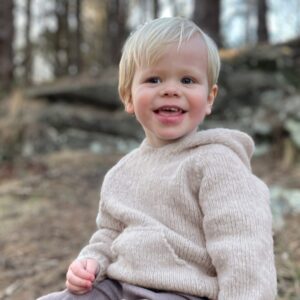 Strikk hettegenser Vårbris - garnpakke fra Bluum i Fluffy