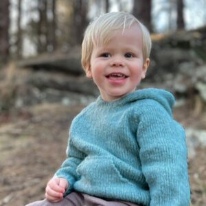 Strikk hettegenser Vårbris - garnpakke fra Bluum i Fluffy