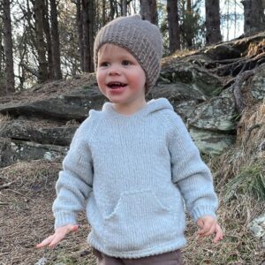 Strikk hettegenser Vårbris - garnpakke fra Bluum i Fluffy