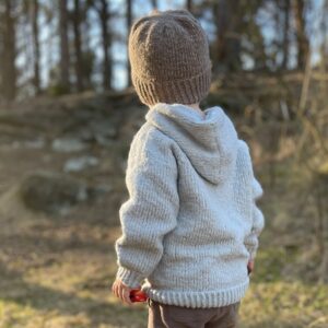 Strikk hettegenser Vårbris - garnpakke fra Bluum i Fluffy