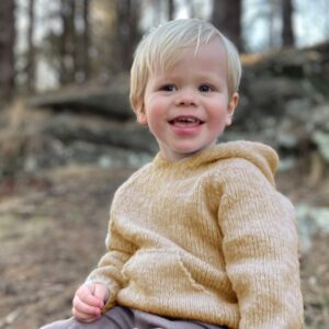 Strikk hettegenser Vårbris - garnpakke fra Bluum i Fluffy