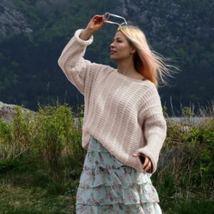 Strikkegenser Bjørk til dame - garnpakke fra Bluum i Fluffy