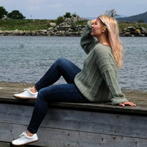 Strikkegenser Bjørk til dame - garnpakke fra Bluum i Fluffy