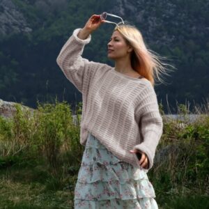 Strikkegenser Bjørk til dame - garnpakke fra Bluum i Fluffy