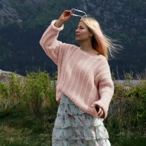 Strikkegenser Bjørk til dame - garnpakke fra Bluum i Fluffy