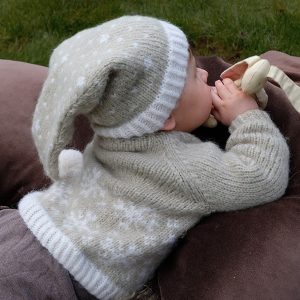 Strikkegenser Snø m/lang lue - garnpakke fra Bluum i Fluffy