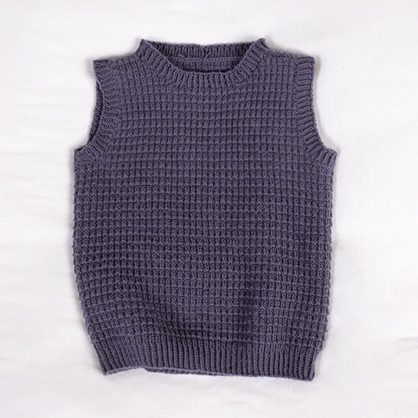 Strikkevest-Hugo-garnpakke-i-3-1-1.jpeg