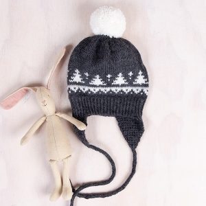 Strikkesett Traktor jakke, bukse og lue i Koksgrå - garnpakke i Bluum Pure Eco Baby Wool