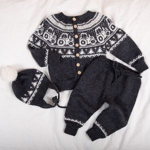 Strikkesett Traktor jakke, bukse og lue i Koksgrå - garnpakke i Bluum Pure Eco Baby Wool