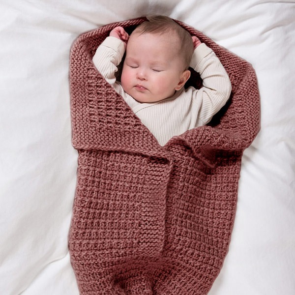 Strikk Kosepose Klara - garnpakke fra Bluum i Møy alpakka og ull