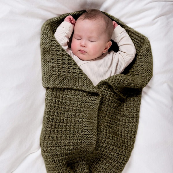 Strikk Kosepose Klara - garnpakke fra Bluum i Møy alpakka og ull