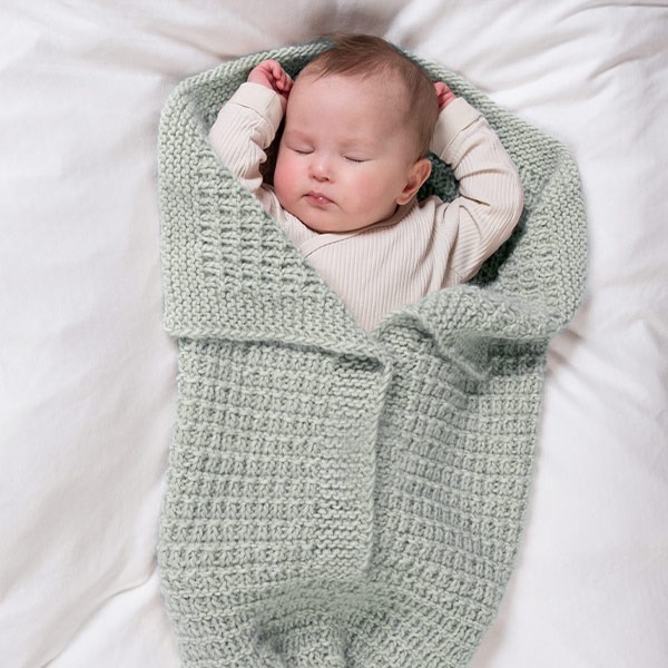 Strikk Kosepose Klara - garnpakke fra Bluum i Møy alpakka og ull