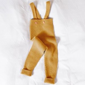 Strikkebukse med seler i ribb - garnpakke i Bluum Soft Merino Ull