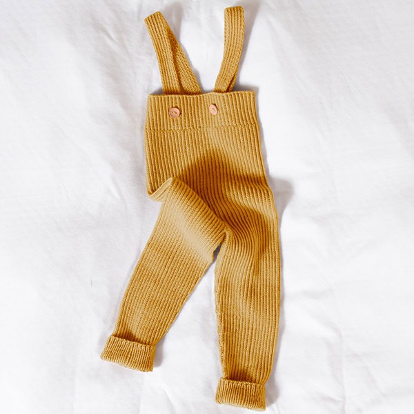 Strikkebukse med seler i ribb - garnpakke i Bluum Soft Merino Ull