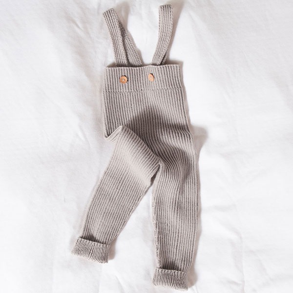 Strikkebukse-med-seler-i-ribb-13-1-1.jpeg Strikkebukse med seler i ribb - garnpakke i Bluum Soft Merino Ull