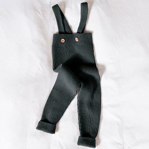 Strikkebukse med seler i ribb - garnpakke i Bluum Soft Merino Ull