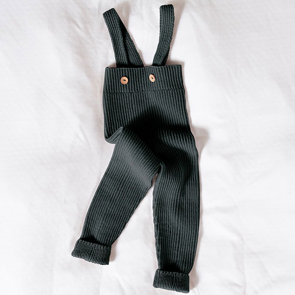 Strikkebukse med seler i ribb - garnpakke i Bluum Soft Merino Ull