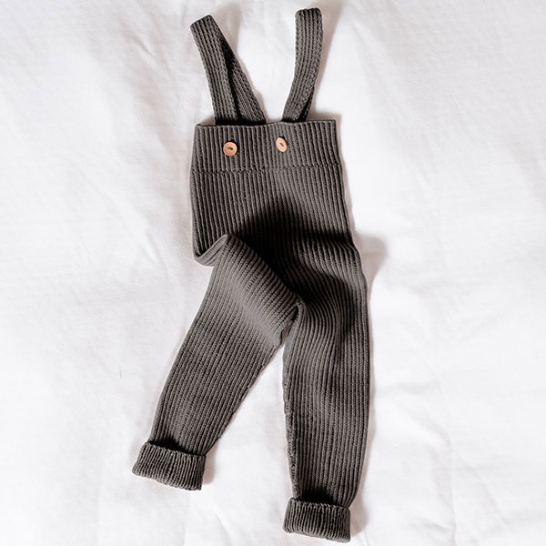 Strikkebukse med seler i ribb - garnpakke i Bluum Soft Merino Ull